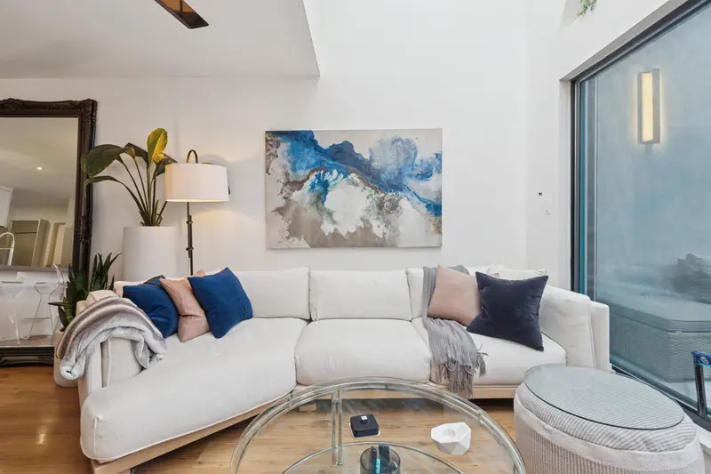 300 1966 COQUITLAM AVENUE - photo 4 of 25