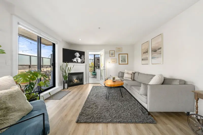 206 935 W 16TH STREET - photo 2 of 25