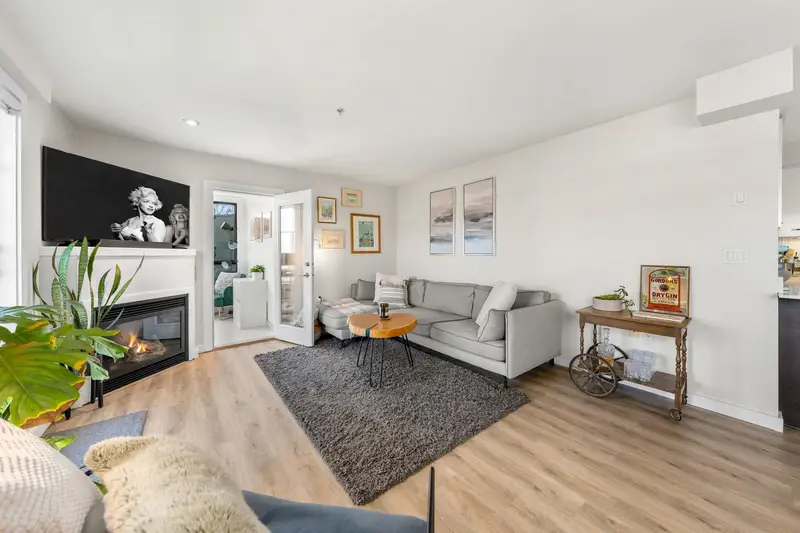 206 935 W 16TH STREET - photo 4 of 25