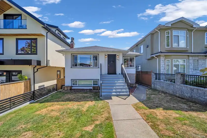 1036 NOOTKA STREET - photo 2 of 26