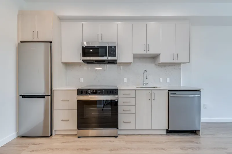 E216 13858 108 AVENUE - photo 4 of 21