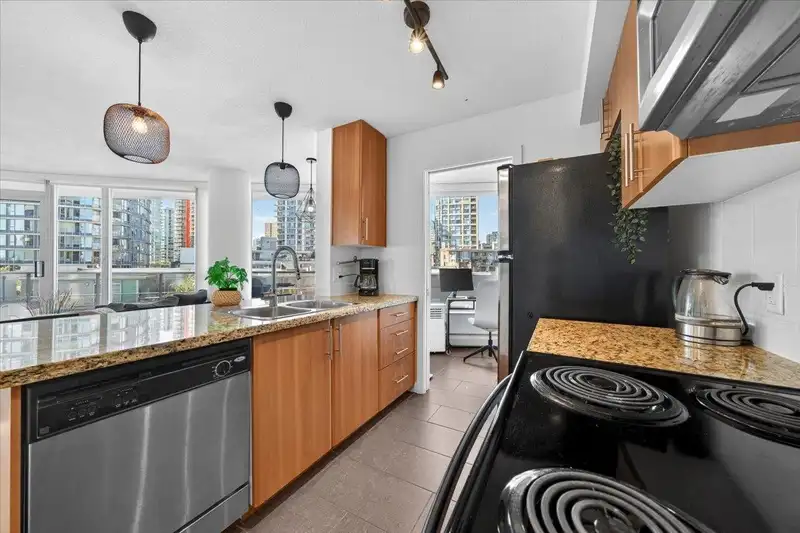 905 58 KEEFER PLACE - photo 4 of 36