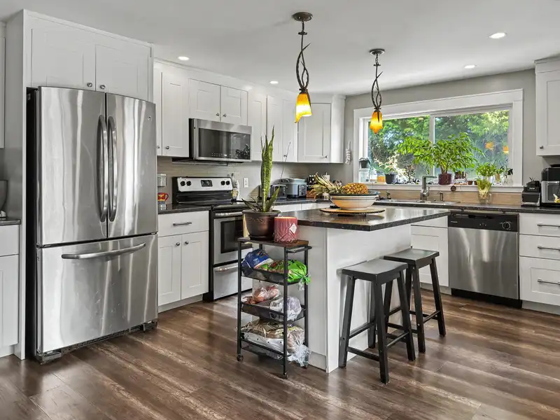10 32151 LOUGHEED HIGHWAY - photo 1 of 28
