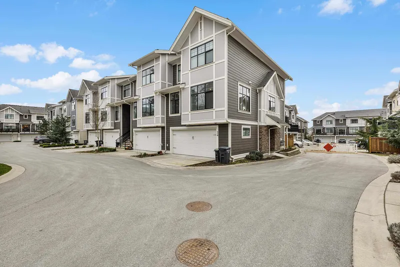 24 20327 72B AVENUE - photo 2 of 25