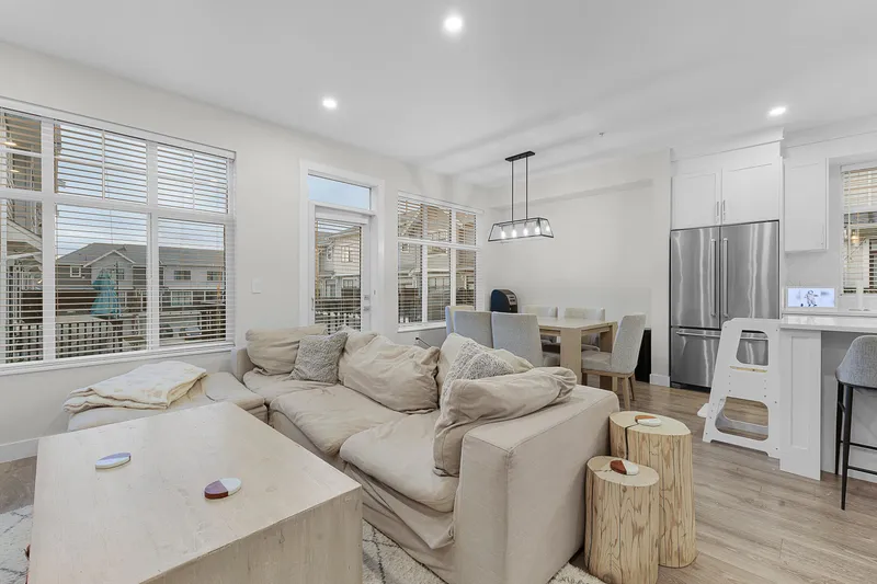 24 20327 72B AVENUE - photo 3 of 25