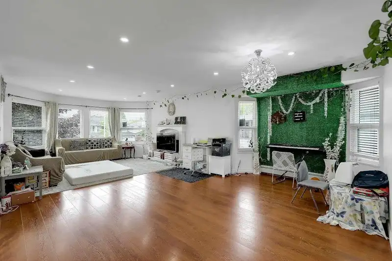 13724 91 AVENUE - photo 2 of 12