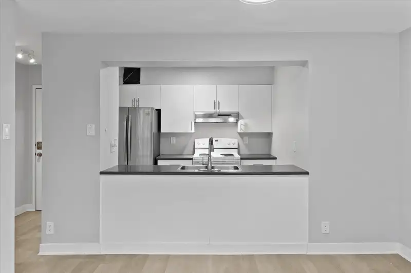 403 9521 CARDSTON COURT - photo 3 of 29