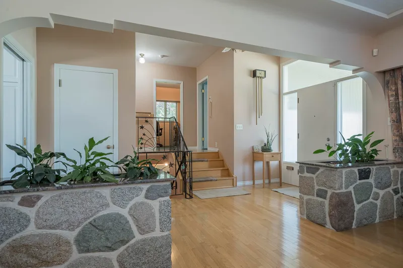 541 COCHRANE AVENUE - photo 4 of 25