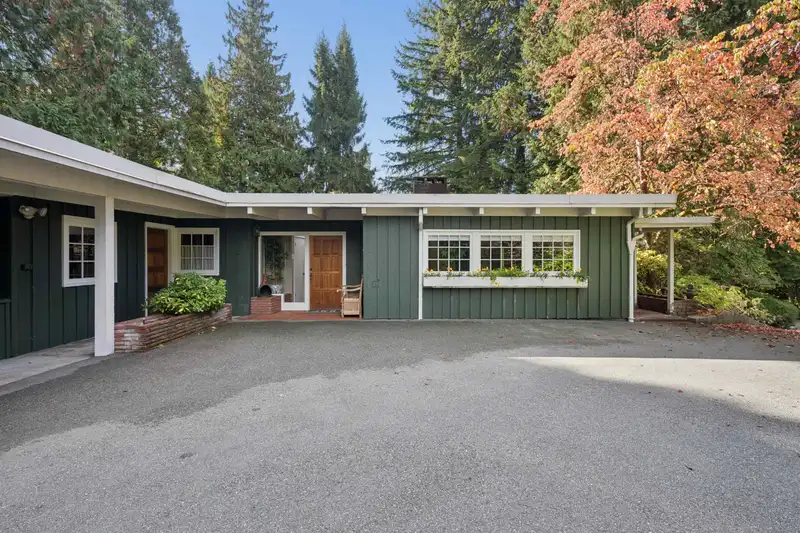 455 MACBETH CRESCENT - photo 3 of 40