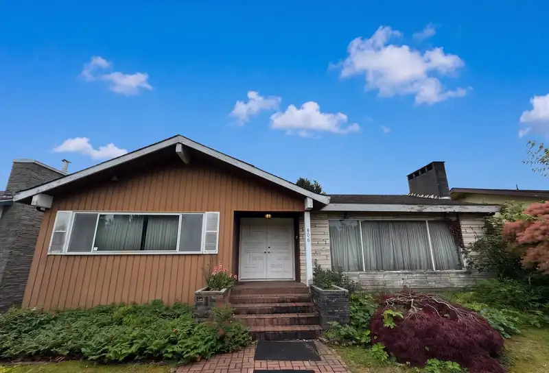 806 W 47TH AVENUE - photo 1 of 1