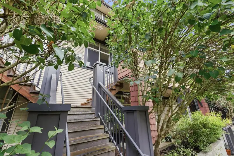 56 19478 65 AVENUE - photo 2 of 37