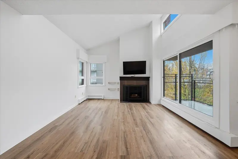 406 1340 DUCHESS AVENUE - photo 1 of 14