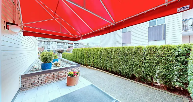 206 1467 MARTIN STREET - photo 2 of 17