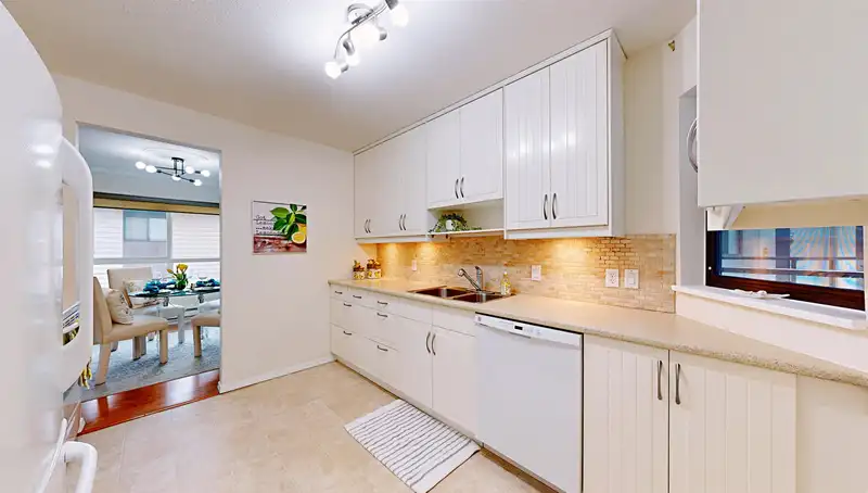 206 1467 MARTIN STREET - photo 4 of 17