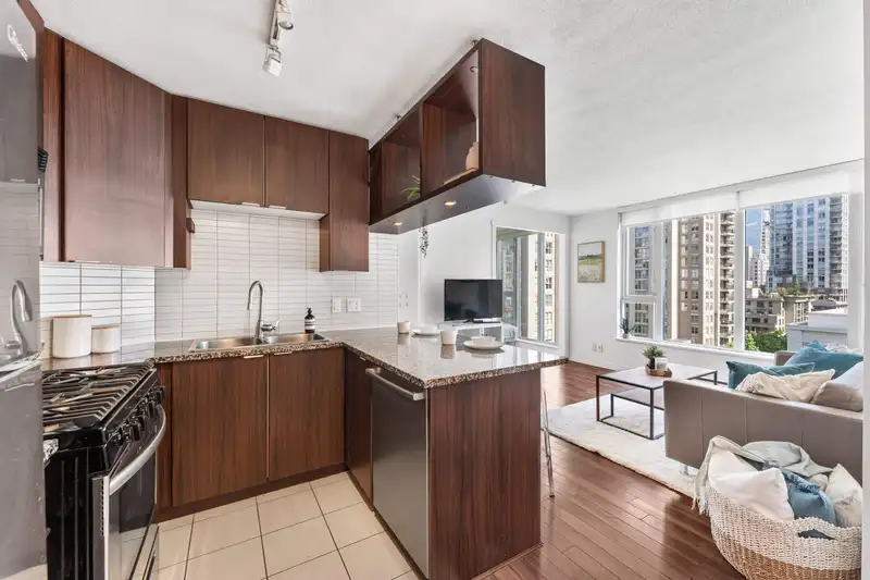 1002 1010 RICHARDS STREET - photo 2 of 25
