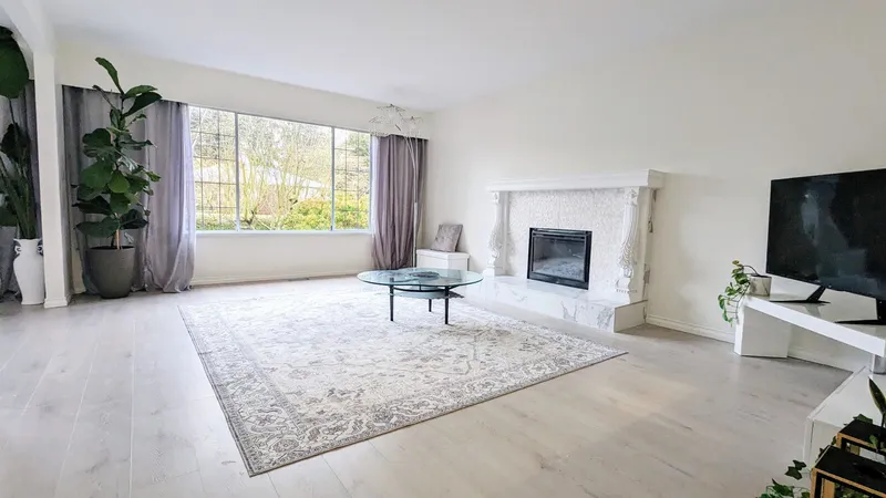 350 52A STREET - photo 2 of 20