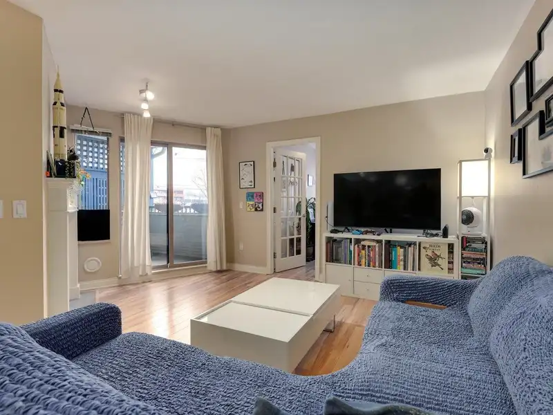 209 688 E 16TH AVENUE - photo 3 of 15