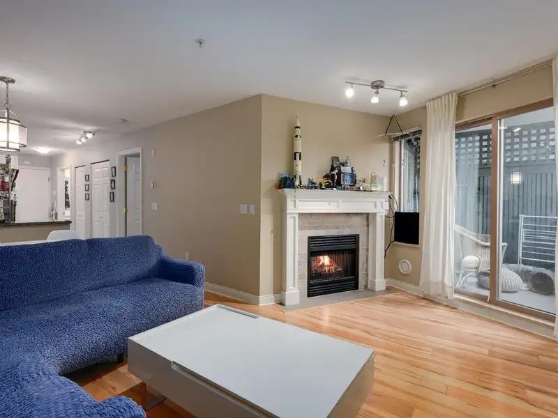 209 688 E 16TH AVENUE - photo 4 of 15