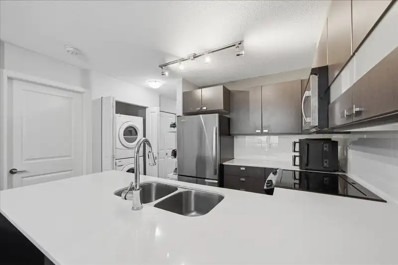215 21009 56 AVENUE - photo 4 of 23
