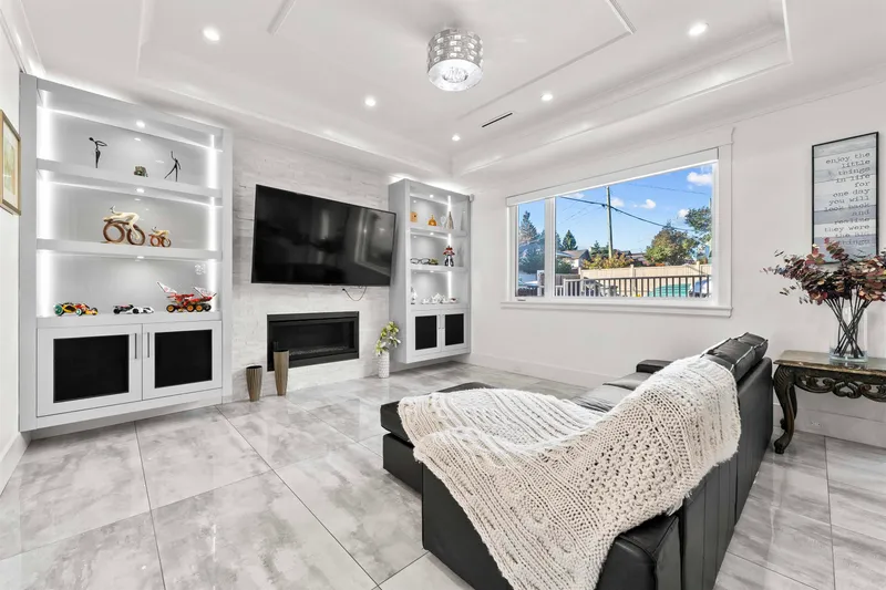 5111 CLINTON STREET - photo 4 of 24