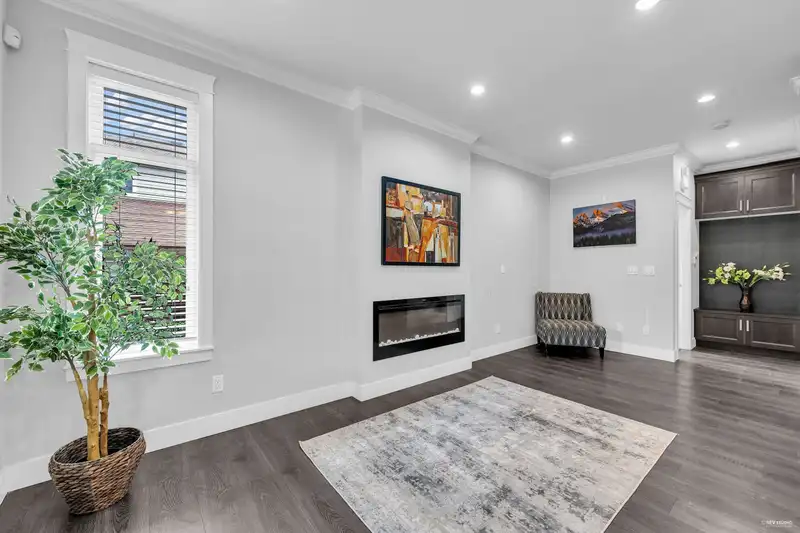 13 6033 WILLIAMS ROAD - photo 3 of 26