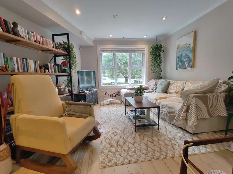 2055 TRIUMPH STREET - photo 2 of 25