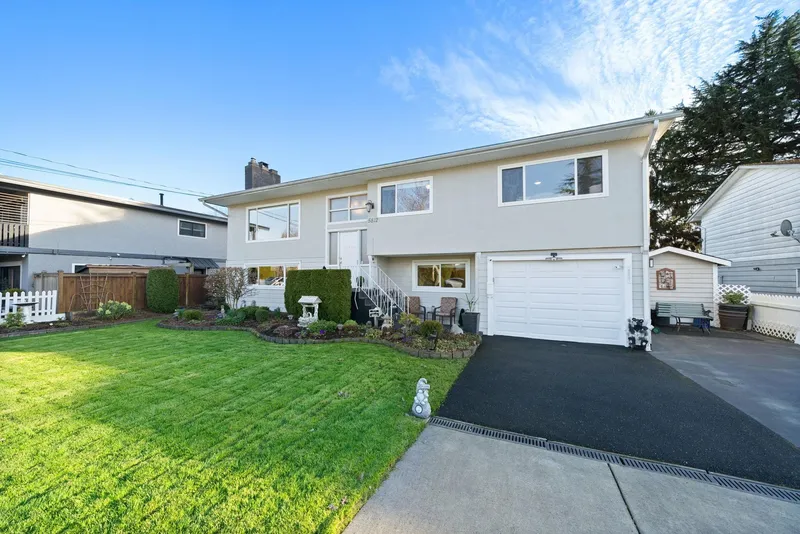 5812 48A AVENUE - photo 2 of 25