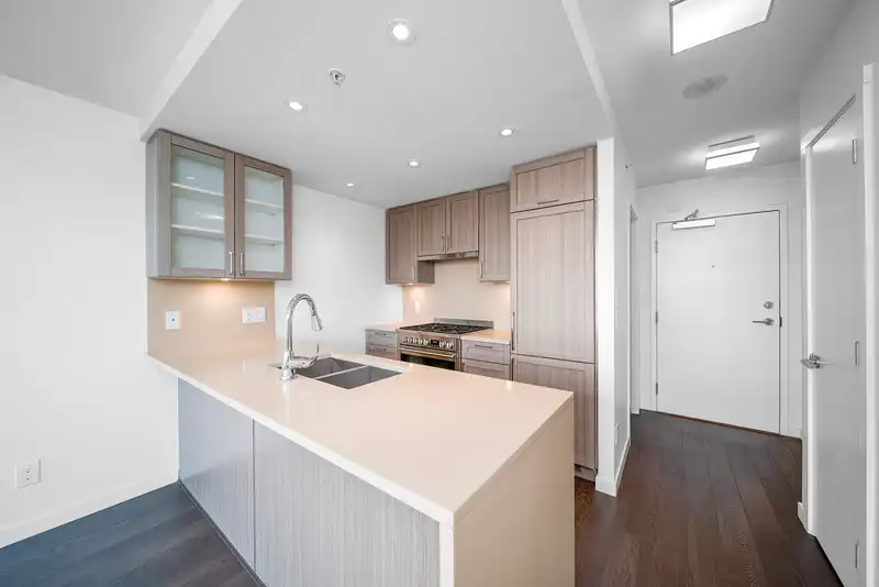 612 5665 BOUNDARY ROAD - photo 2 of 15