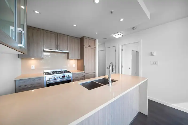 612 5665 BOUNDARY ROAD - photo 3 of 15