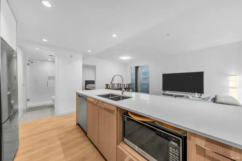 403 9888 UNIVERSITY CRESCENT - photo 2 of 31
