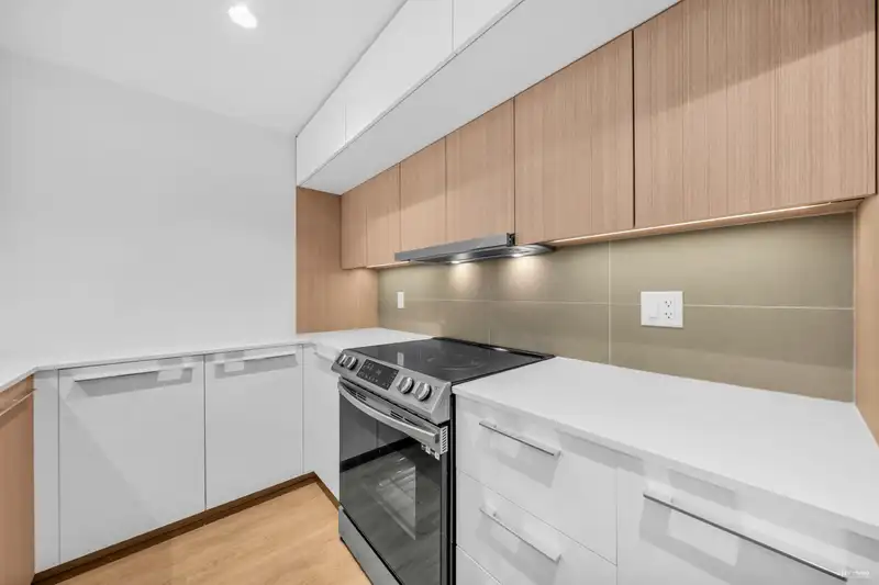 403 9888 UNIVERSITY CRESCENT - photo 4 of 31