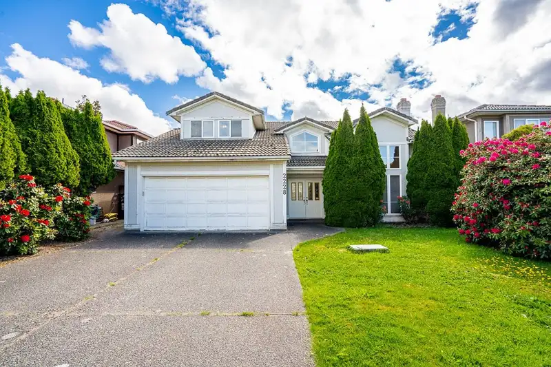 2228 MCLEOD AVENUE - photo 2 of 39