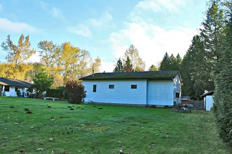 16354 18 AVENUE - photo 4 of 8