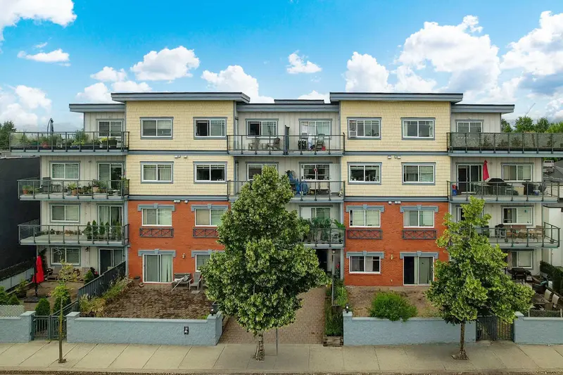 401 22363 SELKIRK AVENUE - photo 1 of 16