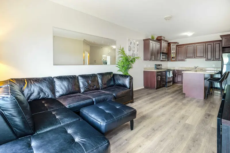 401 22363 SELKIRK AVENUE - photo 4 of 16