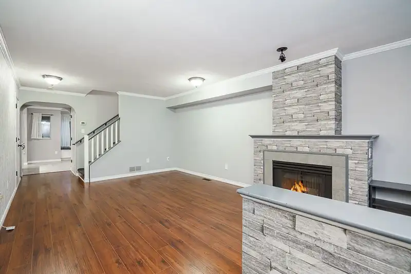 23 18883 65 AVENUE - photo 2 of 38