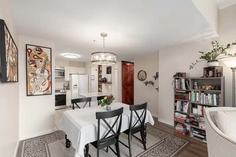 402 2559 PARKVIEW LANE - photo 4 of 33