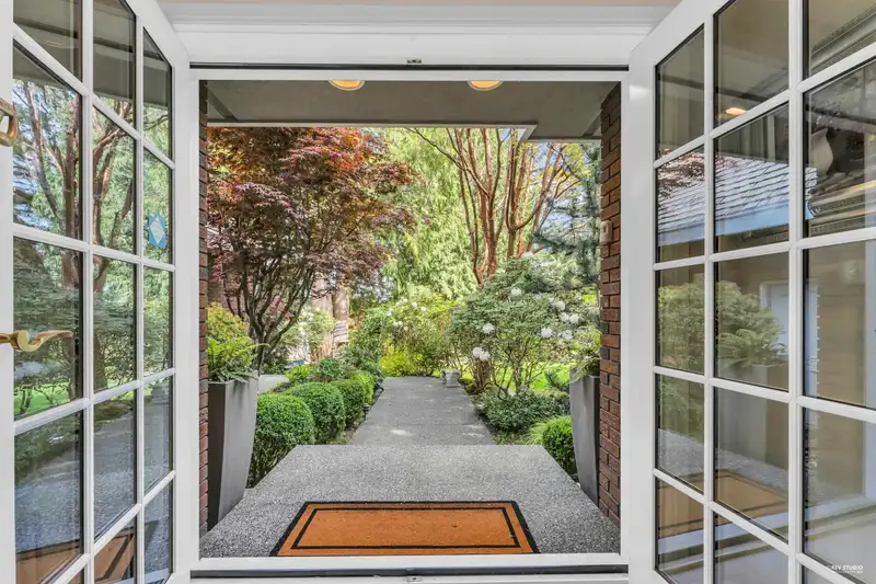 14042 28 AVENUE - photo 3 of 37