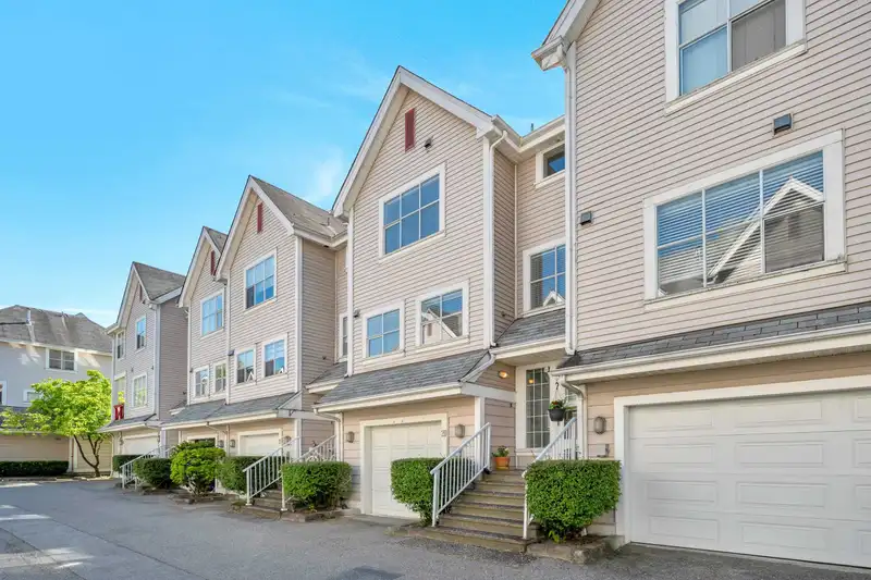20 2450 HAWTHORNE AVENUE - photo 1 of 24