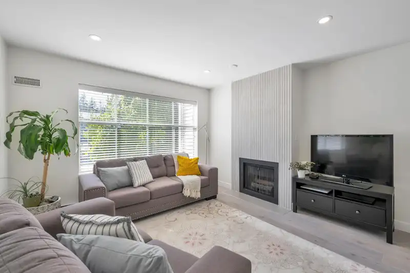 20 2450 HAWTHORNE AVENUE - photo 2 of 24