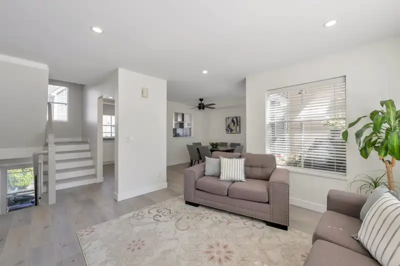 20 2450 HAWTHORNE AVENUE - photo 3 of 24
