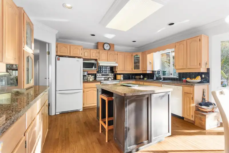 14498 29 AVENUE - photo 2 of 29