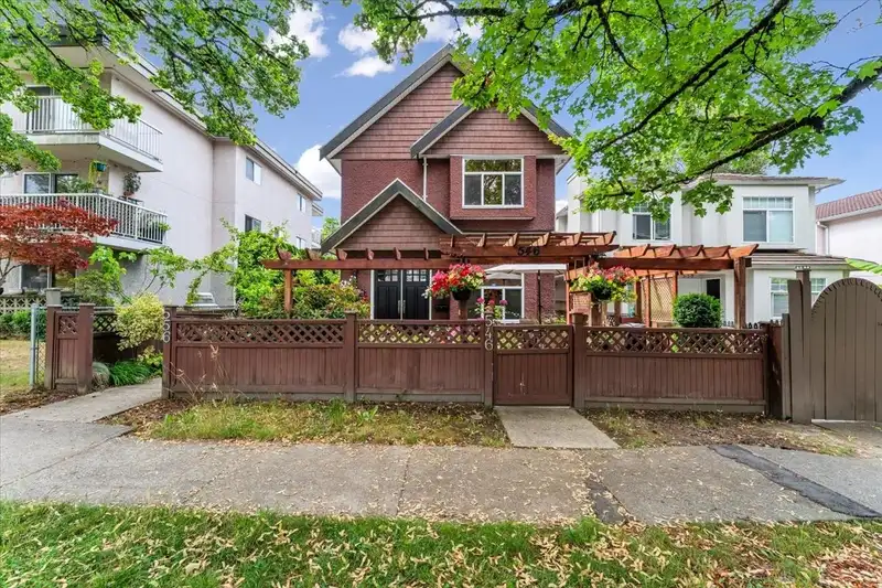 546 E 44TH STREET - photo 2 of 31