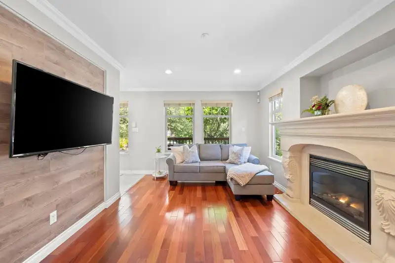 1252 E 11TH AVENUE - photo 4 of 30