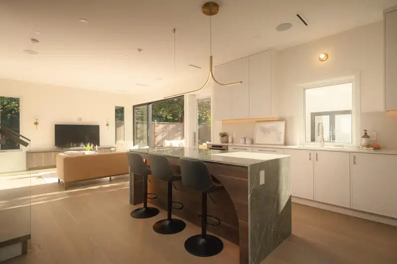 2 812 E 26TH AVENUE - photo 2 of 29