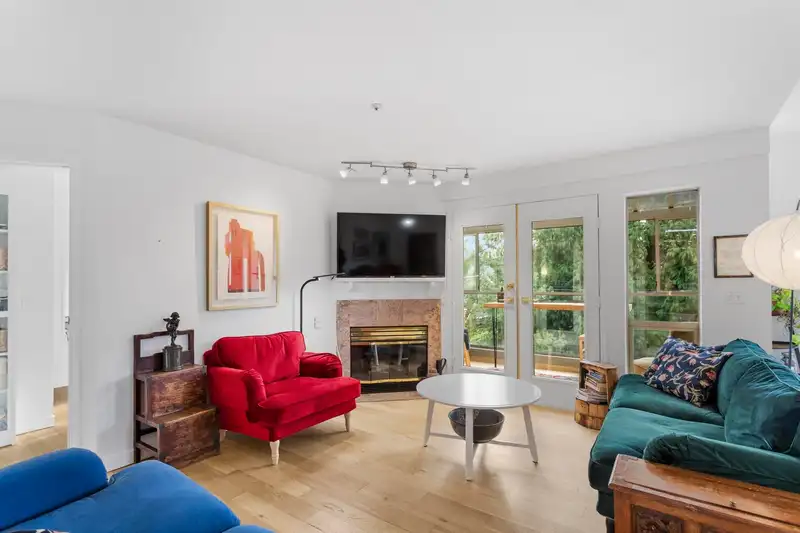 402 4688 W 10TH AVENUE - photo 4 of 39