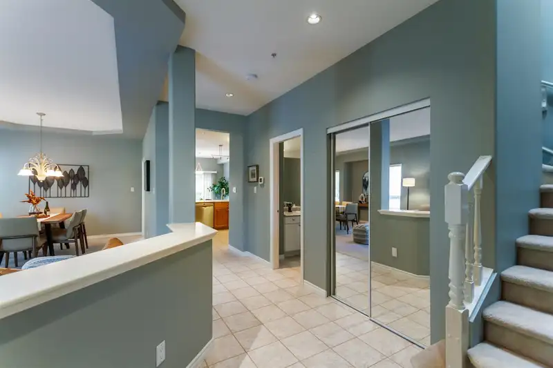 4 998 RIVERSIDE DRIVE - photo 2 of 25