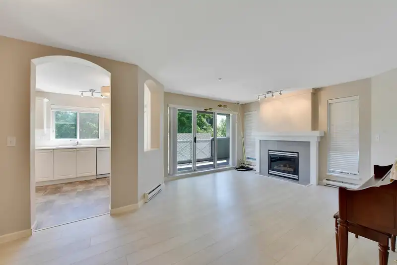 302 20110 MICHAUD CRESCENT - photo 4 of 31