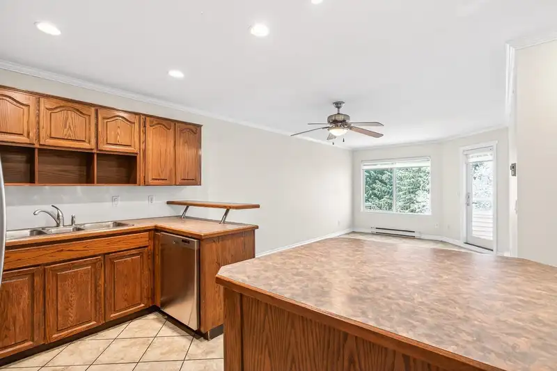 310 450 BROMLEY STREET - photo 1 of 37