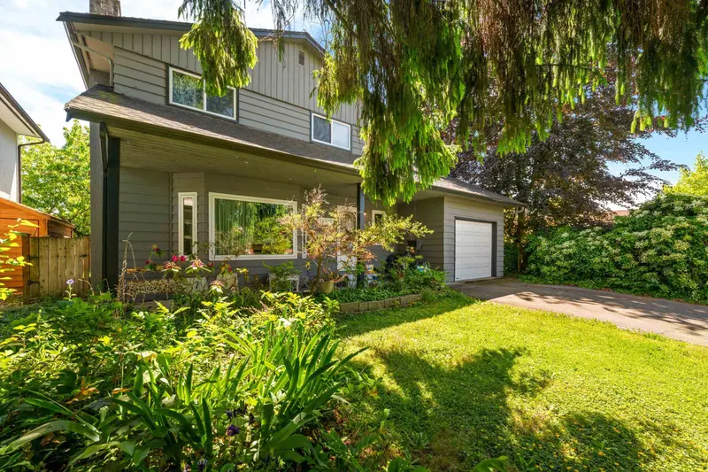 20820 51 AVENUE - photo 4 of 25